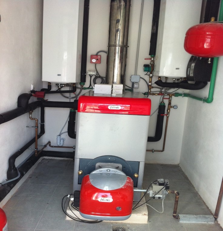 Imagen de instalación realizada por gran clima de equipo e climatización caldera de calefacción tipo pie.