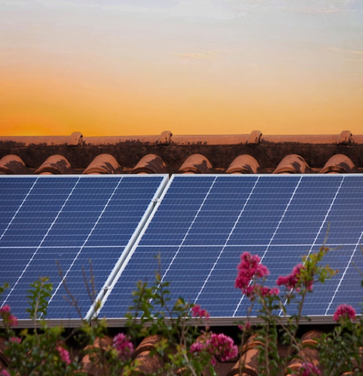 Imagen puesta de sol con placa solar energia fotovoltaica